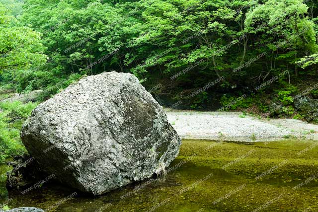 계곡에 바위 이미지 미리보기
