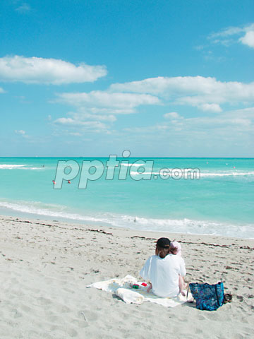 모래사장 위의 사람과 바다 이미지 미리보기