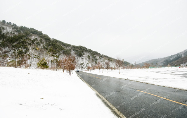 눈 덮힌 산과 도로 이미지 미리보기