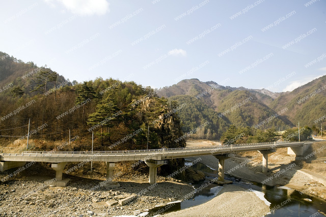 산과 다리 이미지 미리보기