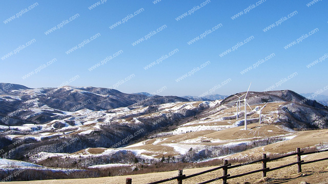 눈내린 산과 풍력발전기 이미지 미리보기