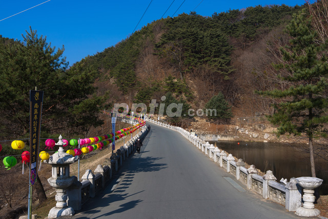 도로와 산 이미지 미리보기