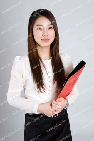 서류철 들고 있는 비즈니스우먼 이미지 미리보기