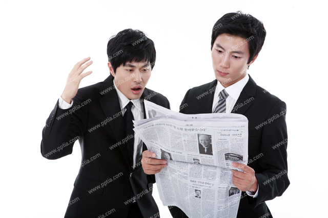 신문들고 있는 비즈니스맨 이미지 미리보기