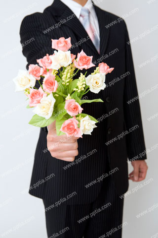 꽃 들고 있는 비즈니스맨 이미지 미리보기