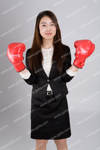 권투 글러브 끼고 있는 비즈니스우먼 이미지 미리보기