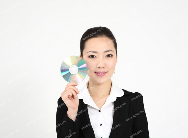 시디 들고 있는 비즈니스우먼 이미지 미리보기