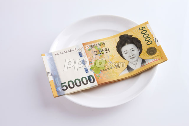 접시 위에 한국지폐 이미지 미리보기