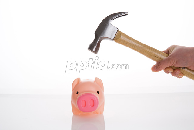 돼지저금통과 망치 들고 있는 손 이미지 미리보기