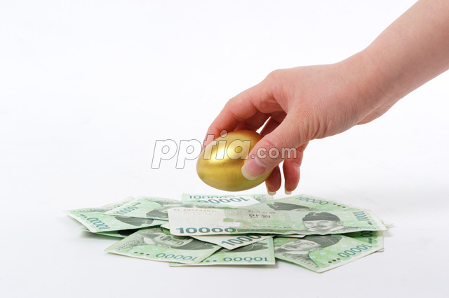 돈과 황금달걀 잡고 있는 손 이미지 미리보기