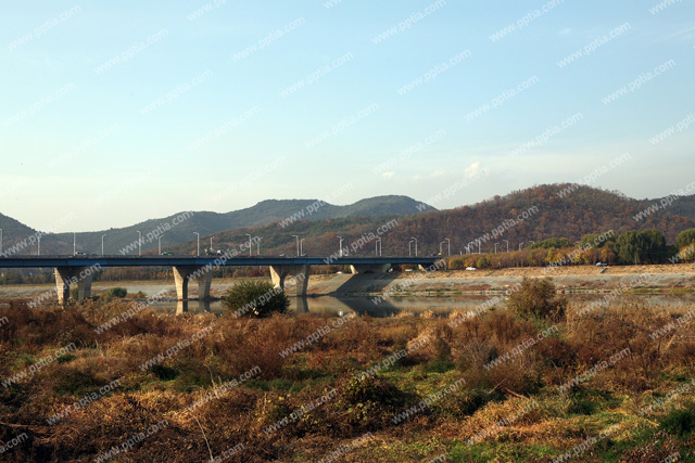 도로와 산 이미지 미리보기