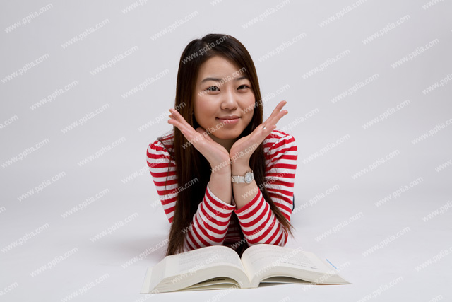 여대생과 책 이미지 미리보기