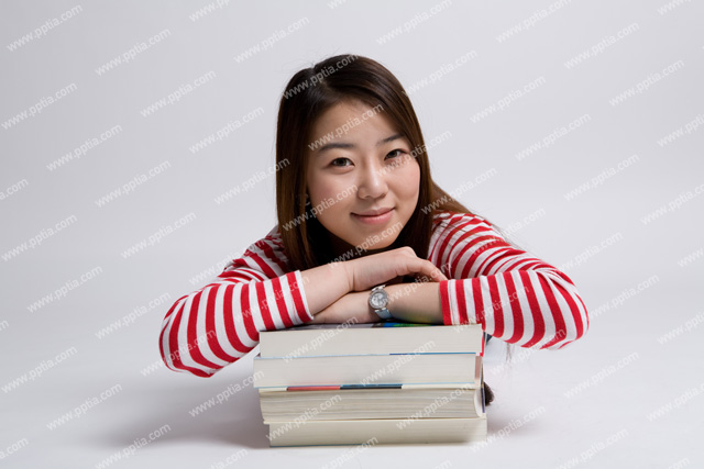 책에 엎드려 있는 여대생 이미지 미리보기