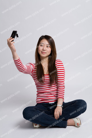 앉아서 셀카 찍는 여대생 이미지 미리보기