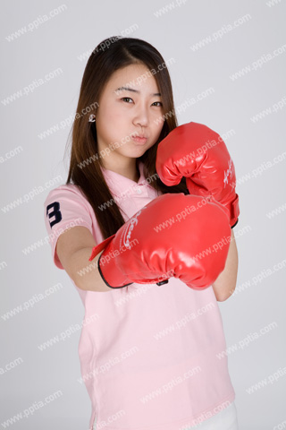 권투 글러브 끼고 있는 여대생 이미지 미리보기