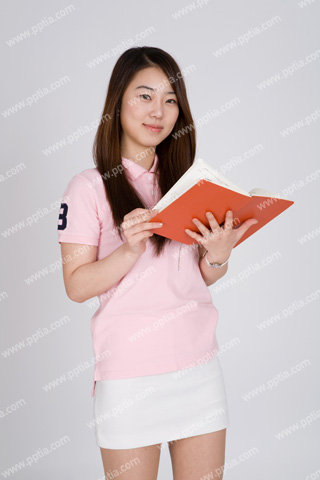 책 들고 있는 여대생 이미지 미리보기