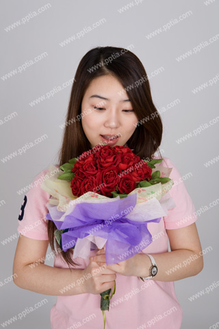 장미꽃다발 들고 있는 여대생 이미지 미리보기