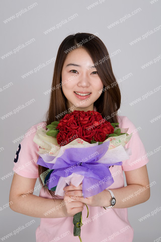 장미꽃다발 들고 있는 여대생 이미지 미리보기
