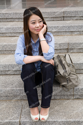 앉아 있는 여대생 이미지 미리보기