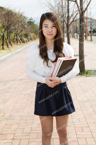 책 들고 있는 여대생 이미지 미리보기