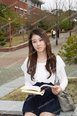 책 들고 있는 여대생 이미지 미리보기