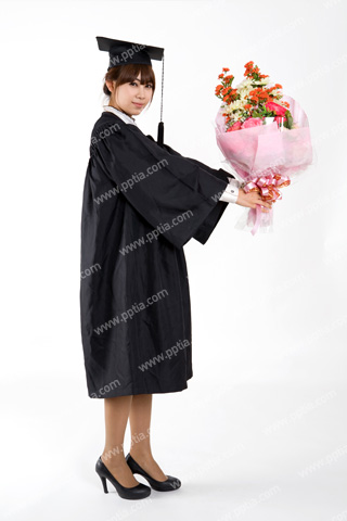 꽃다발 들고 있는 졸업생 이미지 미리보기