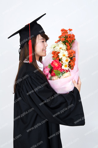 졸업식 의상 입고 꽃 들고 있는 여성 이미지 미리보기