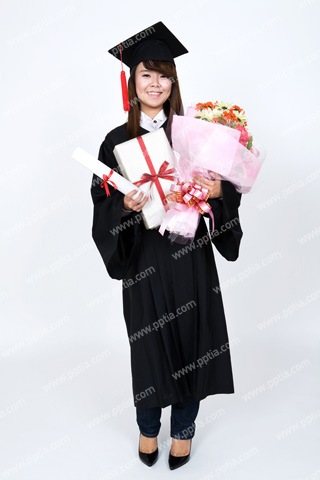 졸업식 의상 입고 꽃과 선물을 들고 있는 여성 이미지 미리보기
