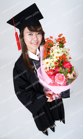 졸업식 의상 입고 꽃 들고 있는 여성 이미지 미리보기
