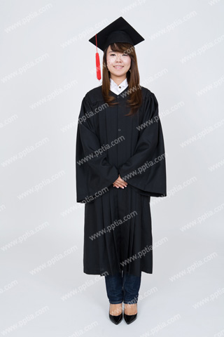 졸업식 의상 입고 있는 여성 이미지 미리보기