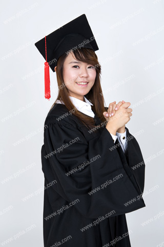 졸업식 의상 입고 있는 여성 이미지 미리보기