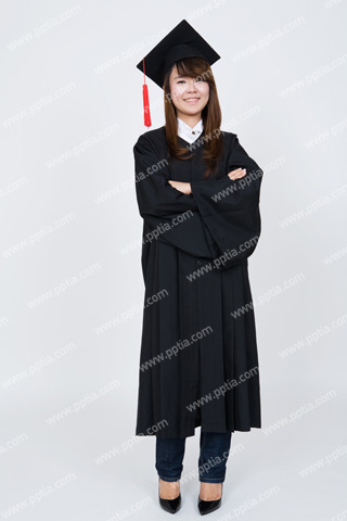 졸업식 의상 입고 있는 여성 이미지 미리보기