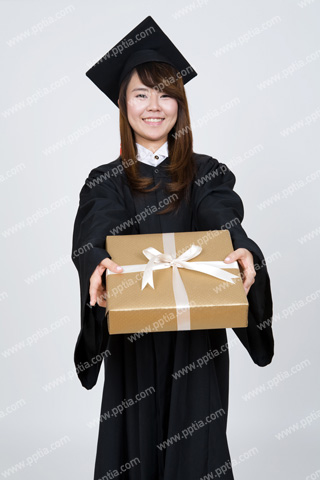 졸업식 의상 입고 있는 여성이 선물 들고 있는 모습 이미지 미리보기