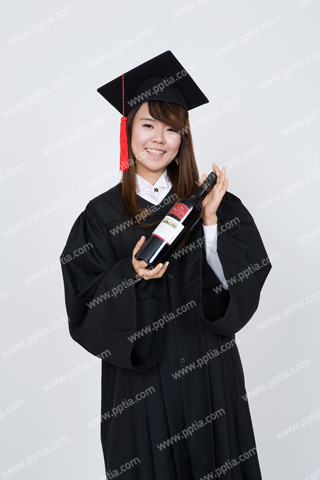 와인병 들고 있는 졸업생 이미지 미리보기