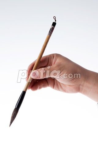 서예붓 잡고 있는 손 이미지 미리보기