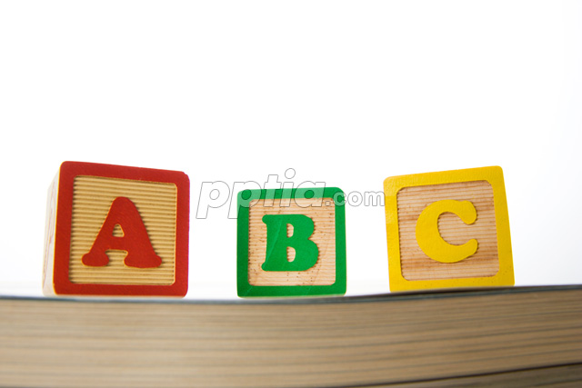 책 위에 abc 알파벳 큐브 이미지 미리보기