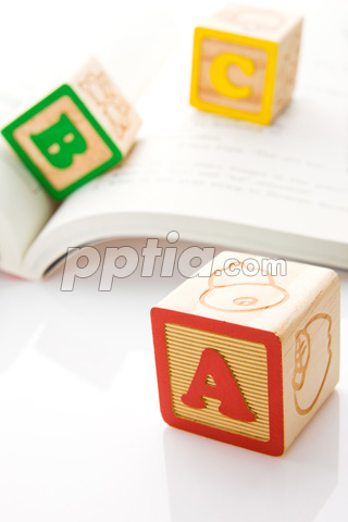 책 위에 abc 알파벳 큐브 이미지 미리보기
