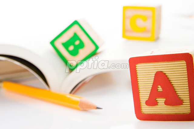 책 위에 abc 알파벳 큐브 이미지 미리보기