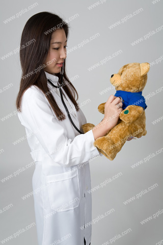 곰인형 들고 있는 여의사 이미지 미리보기