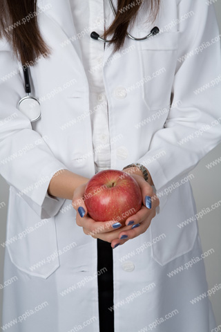 사과 들고 있는 여의사 이미지 미리보기