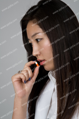 알약 들고 있는 여의사 이미지 미리보기