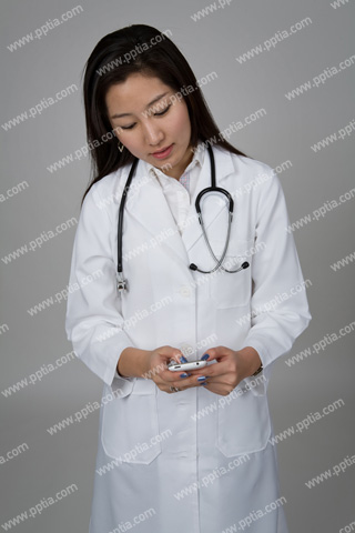 핸드폰 들고 있는 여의사 이미지 미리보기