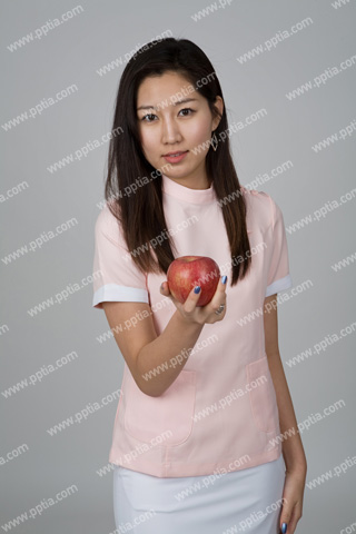 사과 들고 있는 간호사 이미지 미리보기