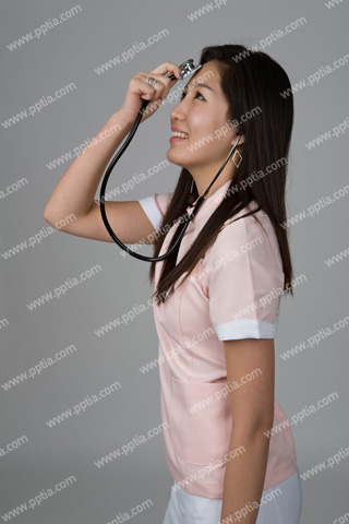 청진기 머리에 대고 있는 간호사 이미지 미리보기