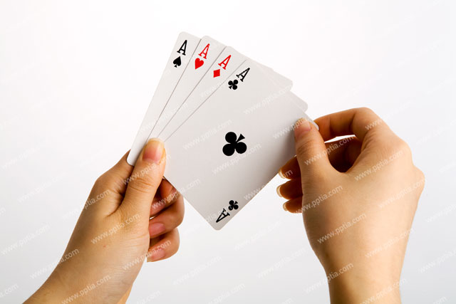 A포커 들고 있는 손 이미지 미리보기