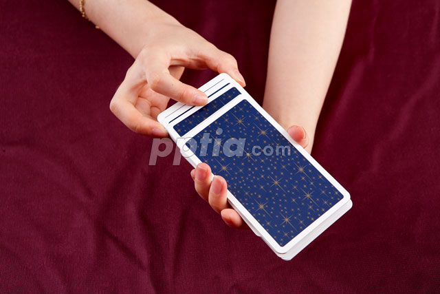타로카드 잡고 있는 손 이미지 미리보기