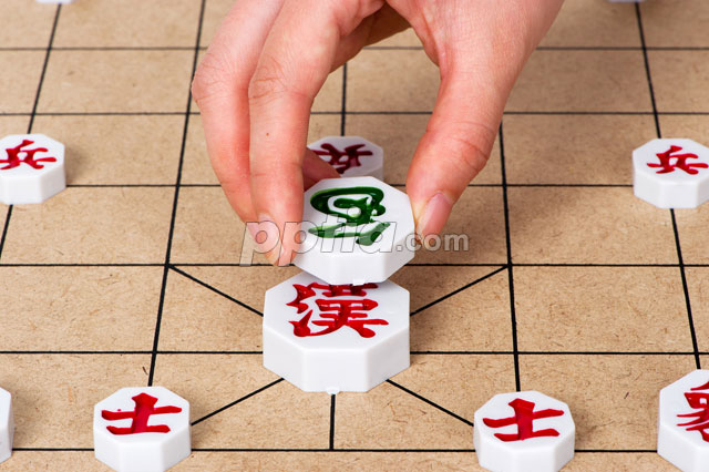 장기알 잡고 있는 손 이미지 미리보기