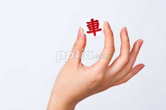 장기알 잡고 있는 손 이미지 미리보기