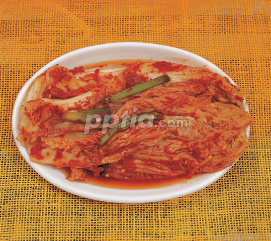 흰접시에 담긴 김치 이미지 미리보기