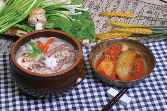 낙지칼국수와 김치 이미지 미리보기